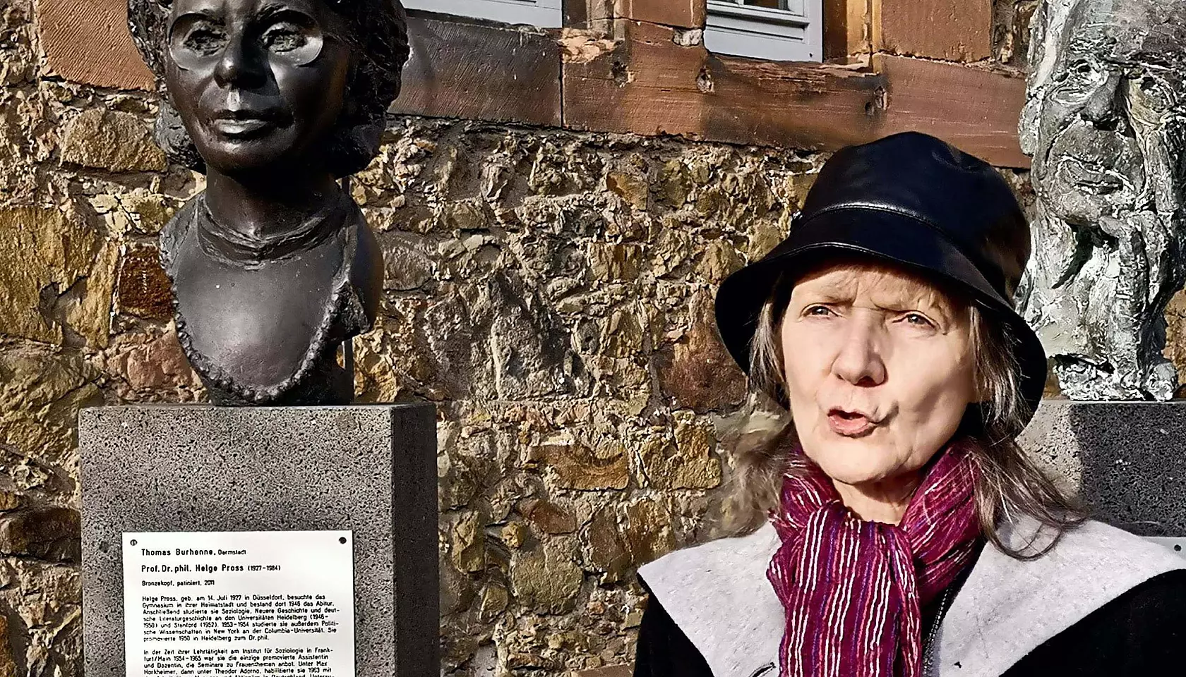 Stadtführerin und Autorin Dagmar Klein neben einer Büste von Helge Pross, die von 1965 bis 1976 an der Justus-Liebig-Universität gelehrt hat und dort Mitgründerin des Seminars für Soziologie war. FOTO: BAC
